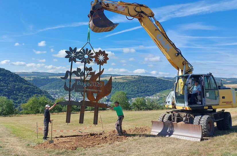 Stahlblumen muss man nicht gießen: Das BUGA-Logo wurde im Skulpturenpark aufgestellt.