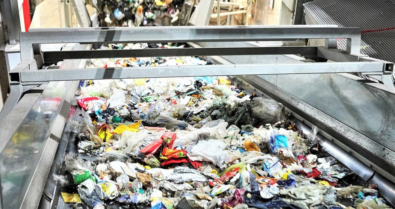 Am 1. Januar hat Remondis in Erftstadt bei Köln eine der größten und leistungsfähigsten Sortieranlagen für Abfälle aus dem Dualen System eröffnet. Die Anlage kann bis zu 120.000 Tonnen Material in seine wertstofflichen Bestandteile sortieren.  Im Landkreis Trier-Saarburg/Stadt Trier wurden von Remondis im Jahr 2018 6.023 Tonnen erfasst, im LK Bitburg-Prüm 2.756 Tonnen. Foto: Remondis Lünen