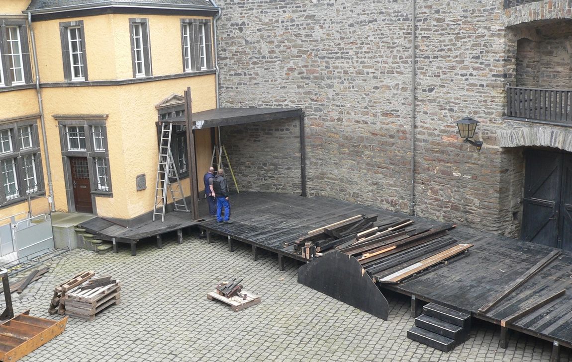 Der Bühnenaufbau im Innenhof der Genovevaburg ist im Gange.