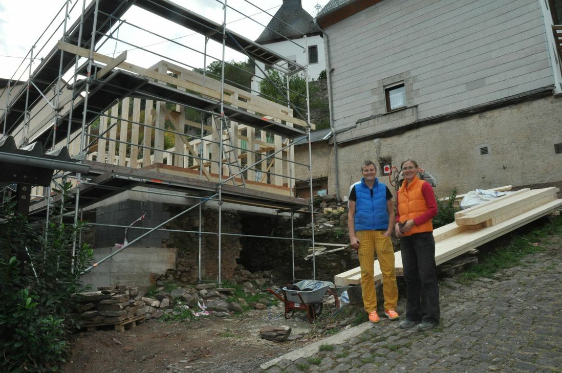 Petra Lichterbeck-Schreiner (links) und Ines Schreiner sind ihrem Lebenstraum ein gutes Stück nähergekommen. Ihr Haus in St. Aldegund – auf einem rund 500 Jahre alten Gewölbekeller errichtet – nimmt so langsam Formen an.