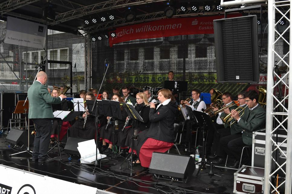 Die Lommersdorfer Musikanten unterhalten auf der Bühne am Alten Markt. Foto: Scholl