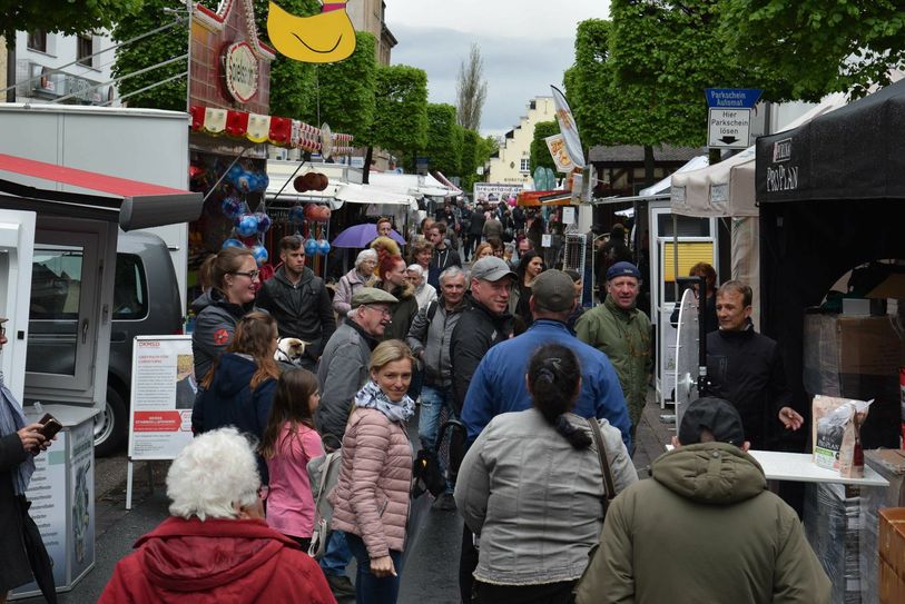 Besucher des Stadtfestes bummeln durch die Wilhelmstraße. Foto: Scholl