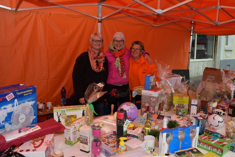 Am Stand der Tierhilfe Euskirchen kann man Lose für den guten Zweck kaufen. Foto: Scholl