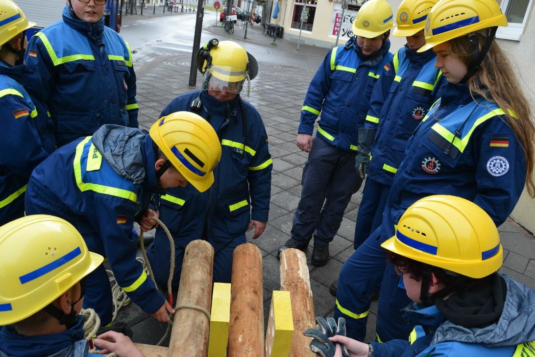 Die Jugend des THW Euskirchen zeigt beim Stadtfest, was sie drauf hat. Foto: Scholl