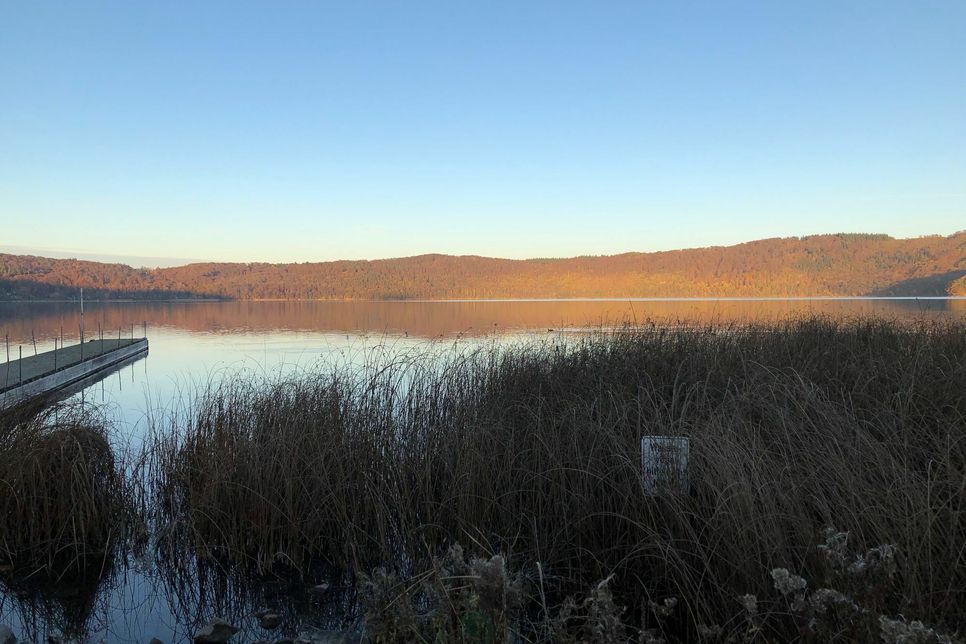 Der Laacher See ist im November nicht unbedingt ein Badegewässer.