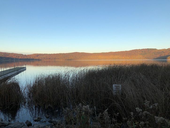 Der Laacher See ist im November nicht unbedingt ein Badegewässer.
