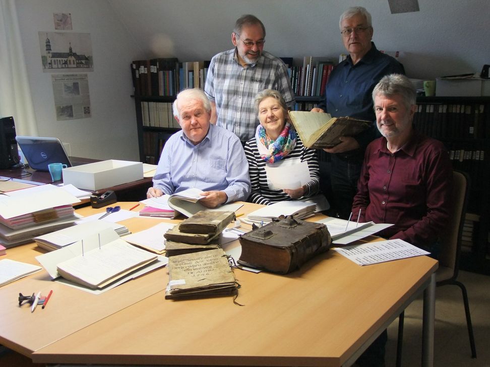 Rainer Schmitt, Armin Giebel, Renate Nickels, Dittmar Lauer und Frank Gehl (v. l.) treffen sich seit fünf Jahren jeden Montag im Pfarrhaus, um die Geschichte der neuen Großpfarrei Sankt Franziskus zu sortieren und für die Nachwelt aufzubewahren. Foto: Fischer