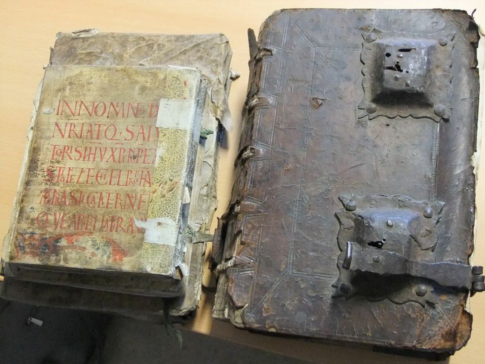 Dabei studieren sie in wahren Schätzen wie etwa aus dem Jahre 1714, einer Abschrift des Elf-Zender-Weistums aus dem Jahre 1546. Foto: Fischer