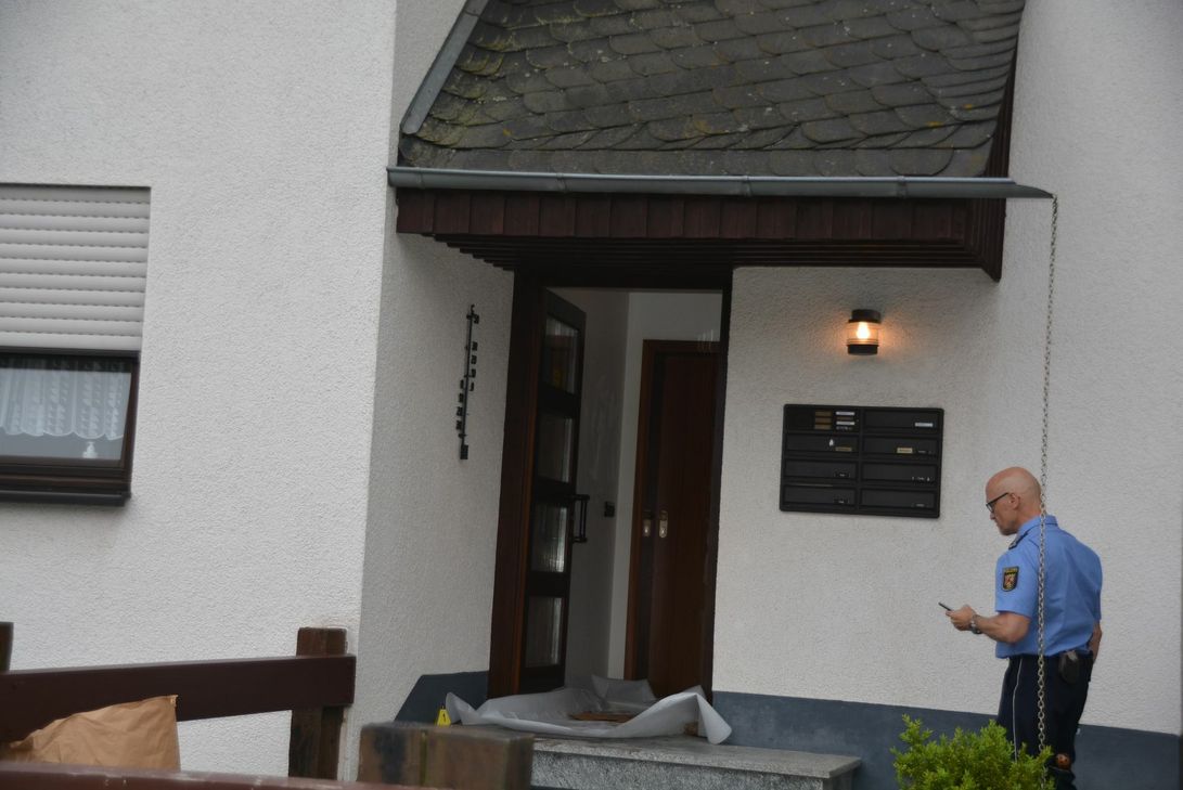In diesem Mehrfamilienhaus in Idar-Oberstein hat sich die grausame Bluttat zugetragen. Fotos: Klaus Desinger