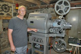 Georg Schmitz und eines seiner Prunkstücke: ein funktionsfähiger Kinoprojektor.