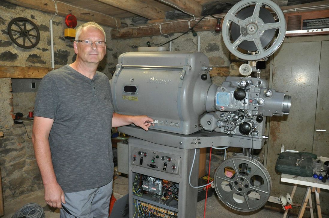 Georg Schmitz und eines seiner Prunkstücke: ein funktionsfähiger Kinoprojektor.