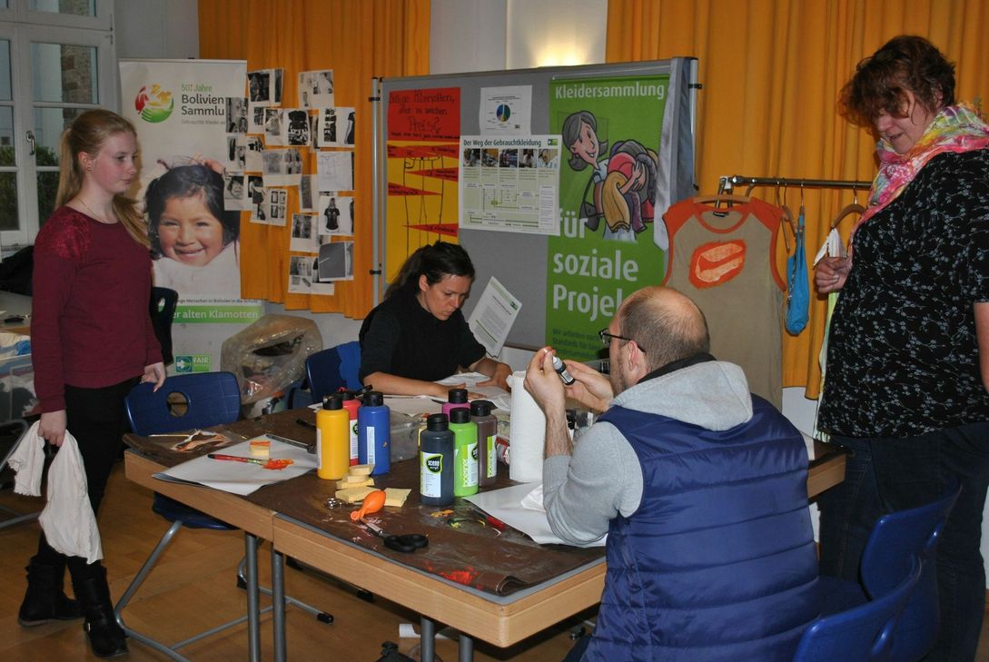 "Upcycling"-Workshop der Katholischen Jugend bei der "Nacht der Nachhaltigkeit". Foto: Bistum
