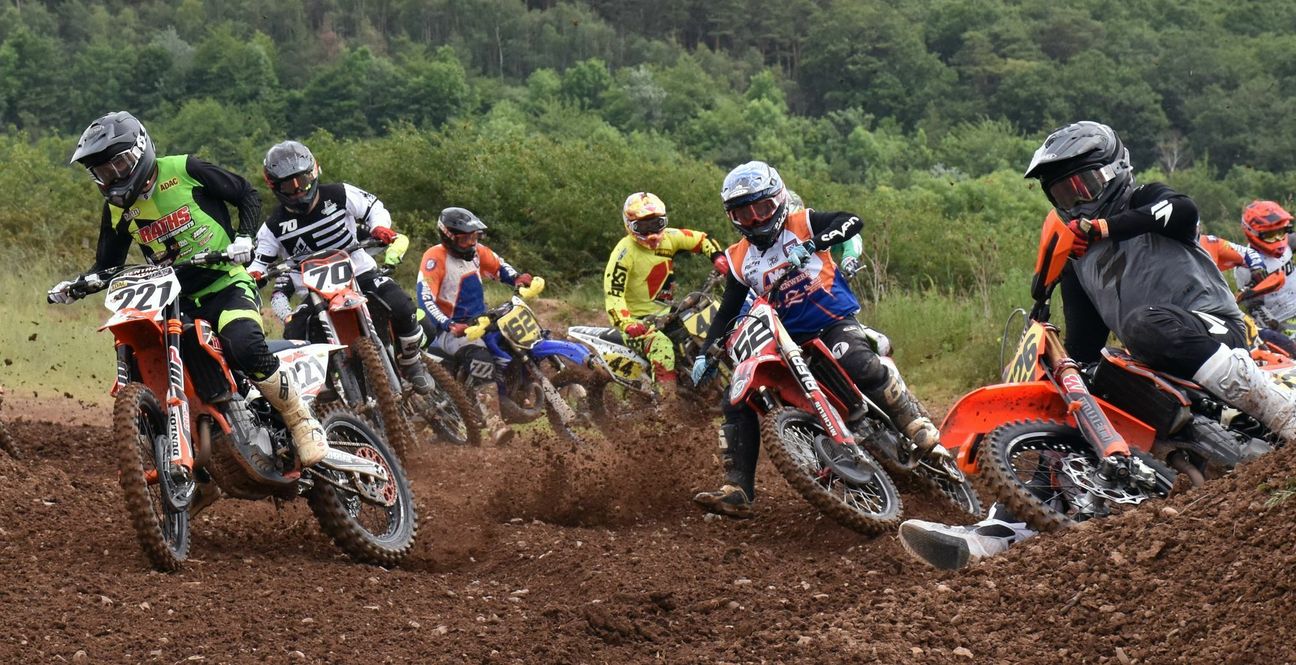 Action auf der Piste: Am Wochenende gehen in Klüsserath zwischen 300 und 400 Motocross-Fahrer der verschiedenen Leistungsklassen an den Start. Fans historischer Motorräder kommen am Sonntag auf ihre Kosten. Foto: Guido Barth