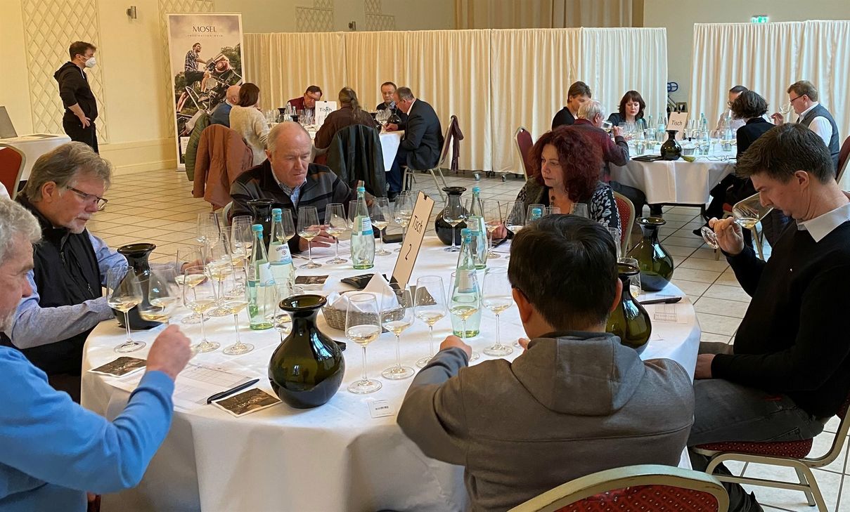 Die Juroren bei der Verkostung in der Orangerie im Nells Park Hotel.