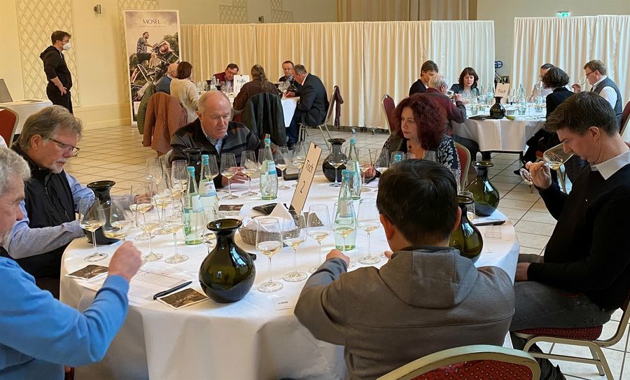 Die Juroren bei der Verkostung in der Orangerie im Nells Park Hotel.