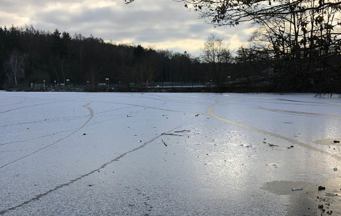 Auf der Steinbachtalsperre hat sich eine Eisschicht gebildet. Das Betreten ist jedoch lebensgefährlich. Foto: Scholl