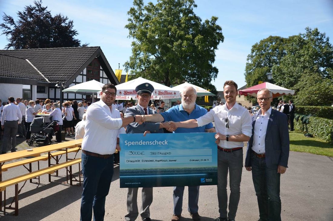 Christof Huppertz (2.v.l.) und Hans Keutgen (m.) freuen sich über den Scheck den Dennis Schiefke (l.) und Christian Scheffer (2.v.r.) im Beisein von Bürgermeister Karl-Heinz Hermanns überreichten.Foto: T. Förster