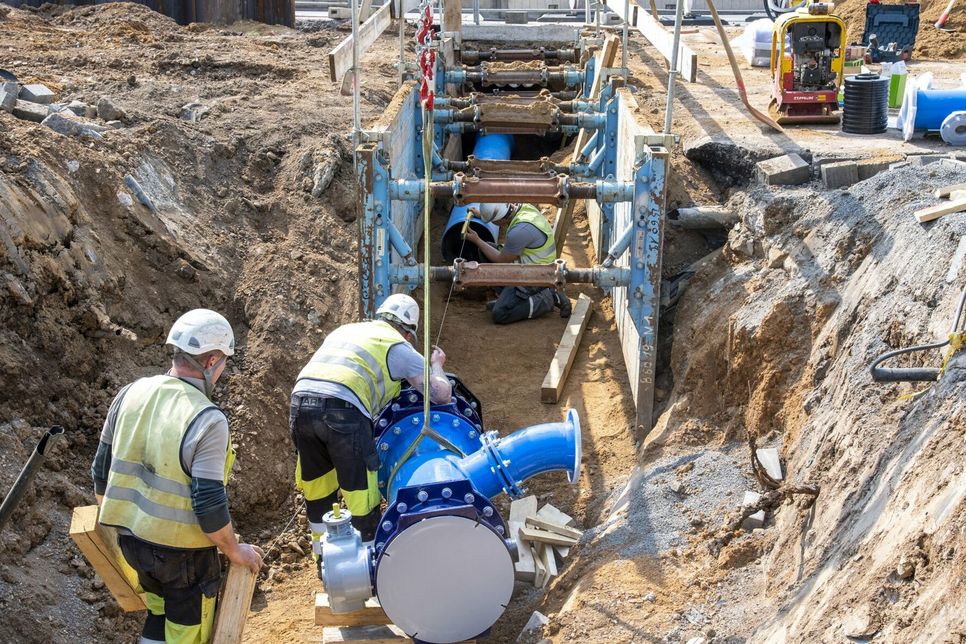 Arbeiten an der neuen Leitungstrasse: e-regio Mitarbeiter verlegen ein vorbereitetes Teilstück der Wasserleitung. Daneben wird anschließend die neue Gasleitung verlegt.