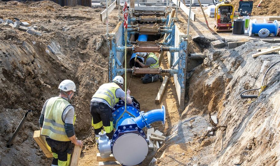 Arbeiten an der neuen Leitungstrasse: e-regio Mitarbeiter verlegen ein vorbereitetes Teilstück der Wasserleitung. Daneben wird anschließend die neue Gasleitung verlegt.