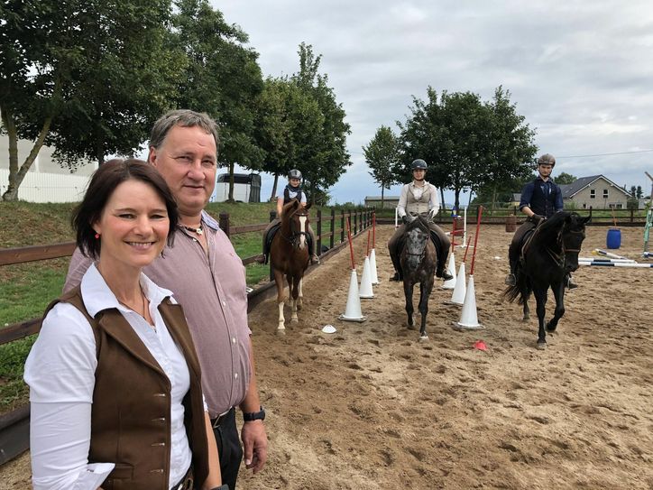 Stephanie (v.li.) und Bernd Herold bieten seit vier Jahren auf dem Birkenhof in Frohngau erfolgreich den aufstrebenden Pferdesport »Working Equitation« an. Jetzt geht es mit den Jugendlichen zur Deutschen Meisterschaft nach Wickrath. mn-Foto