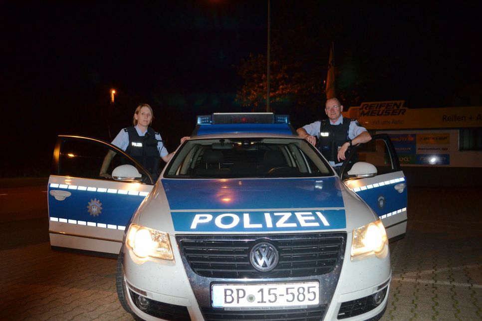 Von der Grenze bis an den Bahnhof geht es für die beiden Polizisten an diesem Abend. Foto: Pees
