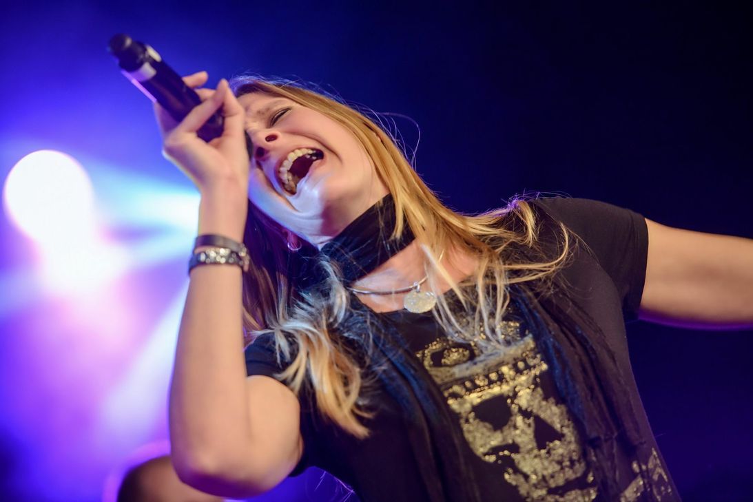 JustBrill spielt in der Waage.