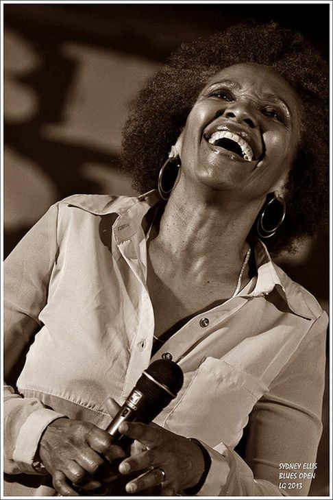 Sydney Ellis im Ballsaal des Ameron Parkhotel.