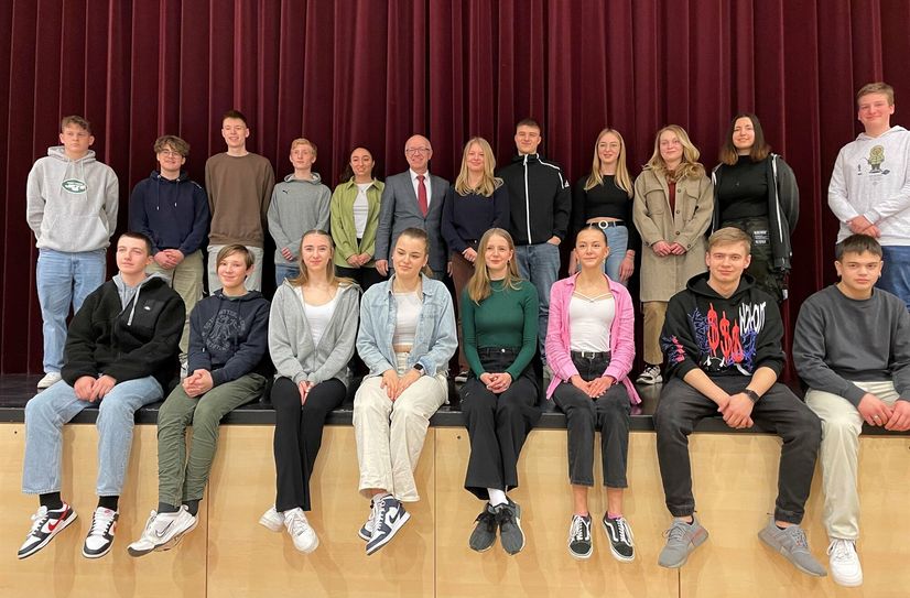 Mitglieder und Stellvertreter des neuen Bopparder Jugendrats mit Bürgermeister Jörg Haseneier. Zur Ersten Vorsitzenden wurde Ella Neier (oben, 7. von links) gewählt. Erster Stellvertreter ist Julian Icks (oben, 3. von links), Zweiter Stellvertreter ist Mika Hanner (unten, links).