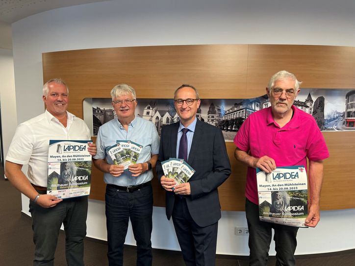V.l: Alfons Kessler (VR Bank), Rolf Schumacher (LAPIDEA Vorstandsvorsitzender), stv. KSK-Vorstandsmitglied Udo Lohner und Johannes Netz vom LAPIDEA-Vorstand präsentieren das Programm des Bildhauersymposiums.