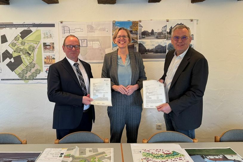 Staatssekretärin Simone Schneider (Ministerium des Inneren und für Sport Rheinland-Pfalz) übergab vergangene Woche an Stadtbürgermeister Jürgen Dixius und Ortsbürgermeister Markus Lehnen Förderbescheide aus diesen Programmen für die Stadt Saarburg und die Ortsgemeinde Kell am See.