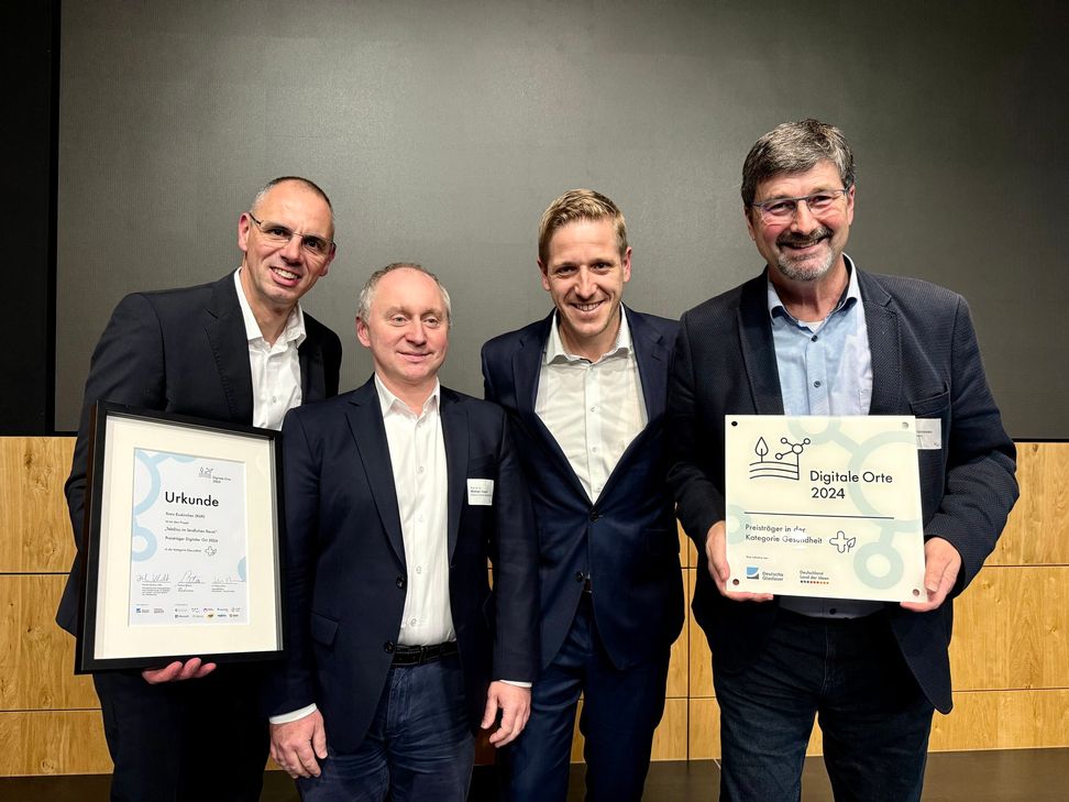 Sie freuten sich über die Auszeichnung in Berlin: (v.l.) Werner Haag (AOK), Dr. Michael Czaplik (»Docs in Clouds«), Landrat Markus Ramers und Michael Franssen (Struktur- und Wirtschaftsförderung Kreis Euskirchen).