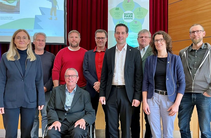 Moritz Petry (stellv. Verbandsvorsteher Zweckverband Naturpark Südeifel) freut sich gemeinsam mit den Referenten und Daniela Torgau (Geschäftsführung Zweckverband Naturpark Südeifel) sowie Indra Schaperdoth (Naturpark-Fachkraft) über die gelungene Veranstaltung.