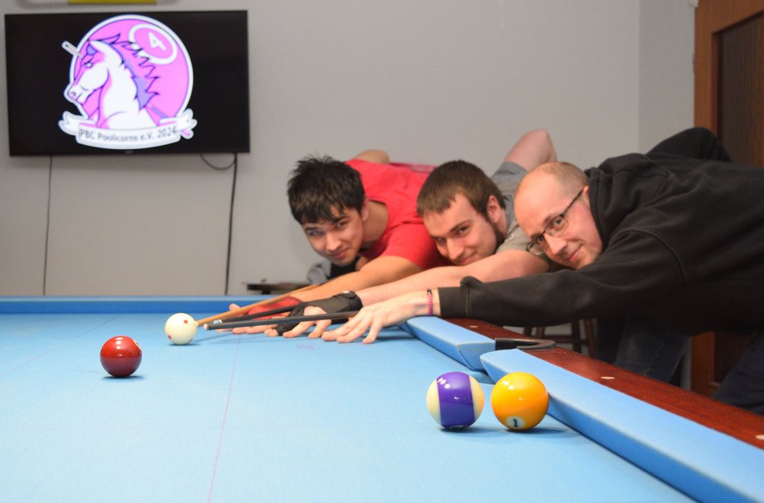 Cata Grebenar, jüngster Neuzugang im Verein (v.li.), Thomas Gawlik (2. Vorsitzender) und Nick Henig (Vorsitzender) sind begeisterte Pool-Billard-Spieler und wollen mit ihrem Verein, dem PBC »Poolicorns« ein Stück Billardkultur zurück in den Kreis Euskirchen bringen. Foto:  Scholl