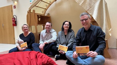Iris Beging (v.li.), Leiterin des Familienzentrums, Alexander Mauel vom Naturzentrum Eifel, Brigitte Wies, zuständig für die Programmplanung, und Bürgermeister Norbert Crump freuten sich über den Erfolg des Familienzentrums.