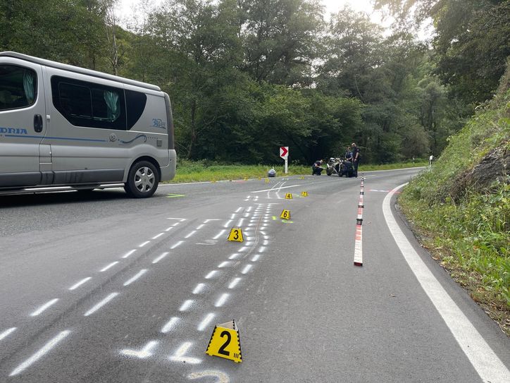 Der 41-jährige Motorradfahrer aus den Niederlanden erlitt bei dem Unfall so schwere Verletzungen, dass er noch an der Unfallstelle verstarb.
