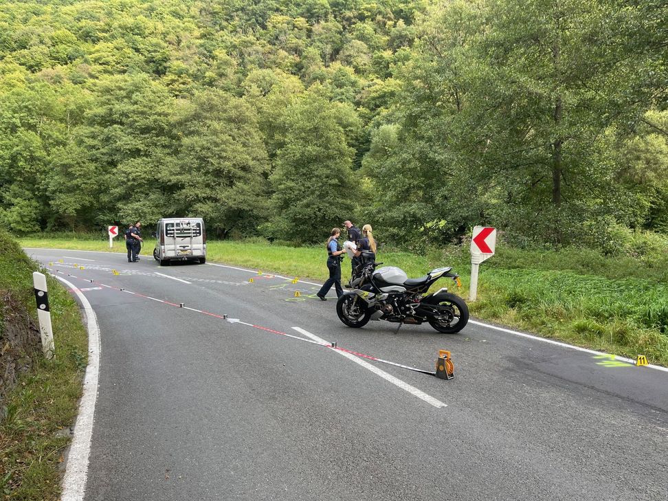 Der 41-jährige Motorradfahrer aus den Niederlanden erlitt bei dem Unfall so schwere Verletzungen, dass er noch an der Unfallstelle verstarb.