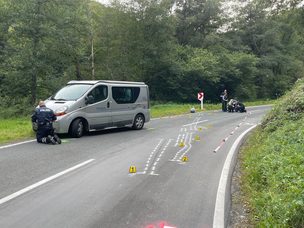 Der 41-jährige Motorradfahrer aus den Niederlanden erlitt bei dem Unfall so schwere Verletzungen, dass er noch an der Unfallstelle verstarb.