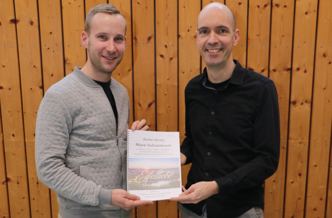 Anfang des Jahres überreichte der Komponist Rainer Serwe (re.) die Auftragskomposition "Mare Vulcanorum" an den musikalischen Gesamtleiter und Initiator des Projektes Johannes Born. In einer anschließenden Probe stellte der Komponist den MusikerInnen sein neues Werk  persönlich vor.