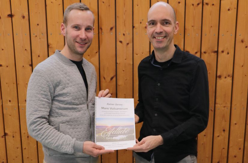 Anfang des Jahres überreichte der Komponist Rainer Serwe (re.) die Auftragskomposition "Mare Vulcanorum" an den musikalischen Gesamtleiter und Initiator des Projektes Johannes Born. In einer anschließenden Probe stellte der Komponist den MusikerInnen sein neues Werk  persönlich vor.