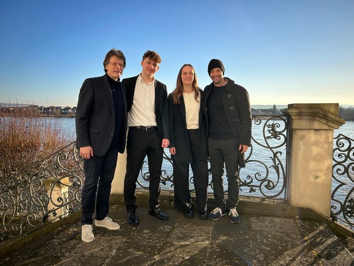 UnsereDie Lehrkräfte Harald Meyer und David Rodriguez mit ihrem Schüler und ihrer Schülerin.