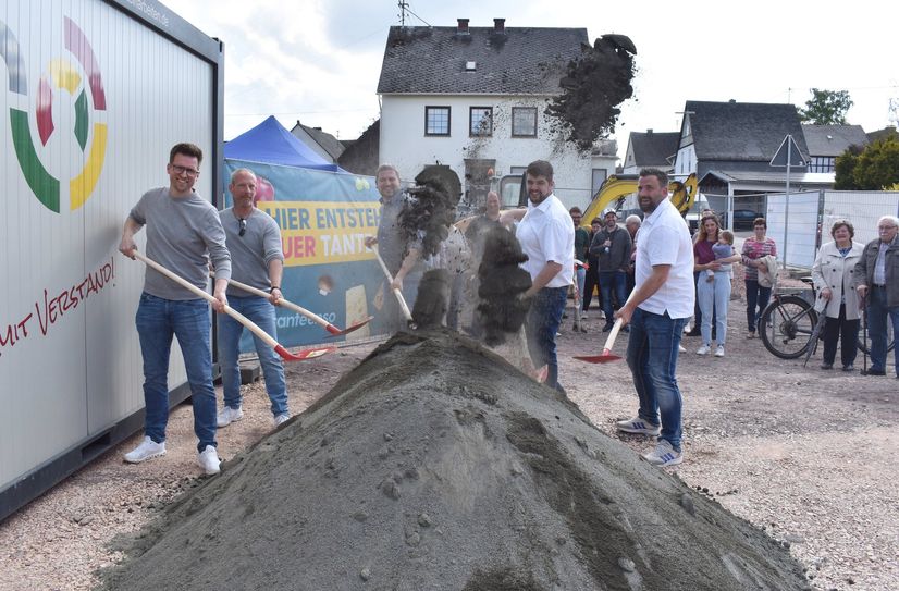 Von links: Tobias Link (Ingenieurbüro Hopp + Link), Architekt Oliver Weinand, Philip Isenberg, Jan Wiersch und Jörg Kabelitz beim Spatenstich.