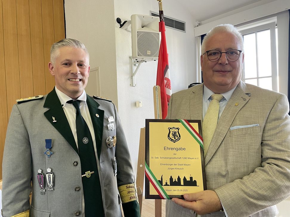 Brudermeister Pierre Prüm händigt die Ehrengabe der Schützen aus.