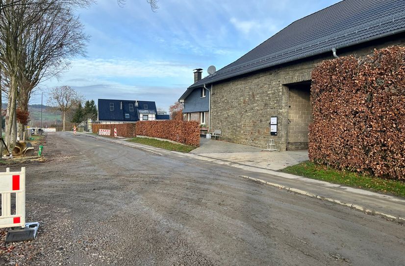 Auf Höhe des Hofes der Familie Klein in Imgenbroich ist schon viel passiert. Da aber auch während der Tannengrün-Aktion im Hengstbrüchelchen gebaut wird, sollte man werktags nur von Mützenich aus den Hof anfahren, am Wochenende geht das auch von Imgenbroich aus. Parkmöglichkeiten sind ausreichend vorhanden.