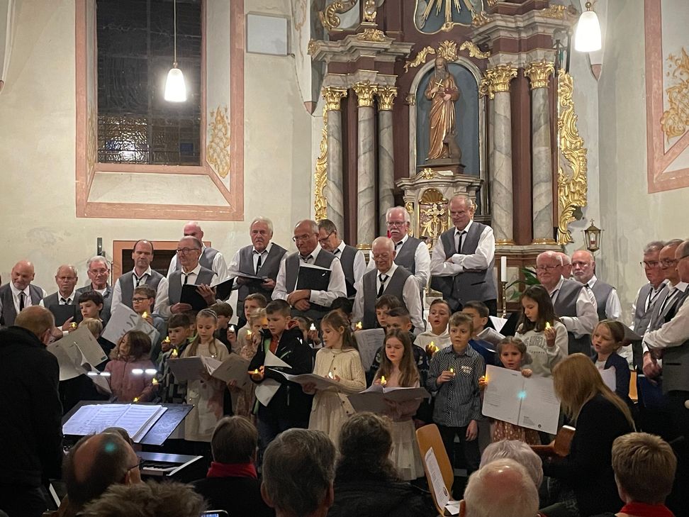 In der Lieger Dorfkirche St. Goar boten Chor, Grundschulkinder und Bläserensemble ein stimmungsvolles Konzert.