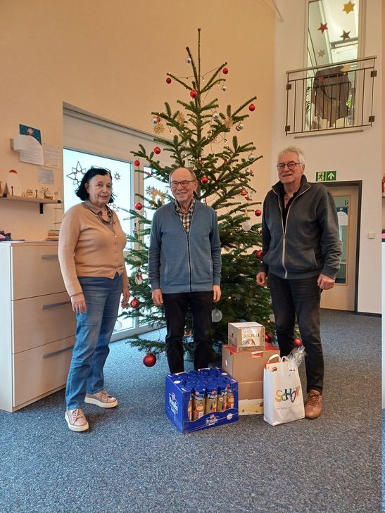 Feierliche Übergabe vor dem Weihnachtsbaum in der Verwaltung der Lebenshilfe Mayen.