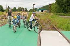Als einer der längsten Bahntrassen-Radwege Europas führt die Vennbahn auf rund 125 Kilometern durch Deutschland, Belgien und Luxemburg. Entlang ihrer Strecke entdecken Radfahrer die Vielfalt der Grenzregion, ohne dabei nennenswerte Anstiege meistern zu müssen. Die Kombination aus Natur, Geschichte und Grenzlandflair macht die Vennbahn zu einem besonderen Erlebnis für Radbegeisterte.