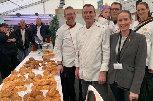 Maik Wegner (Brotprüfer), Hans-Peter Kohr (Obermeister Bäcker-Innung Trier-Saarburg), Simone Zender (Kreishandwerkerschaft Trier-Saarburg) und hintere Reihe Bäckermeister Karsten Fleury mit Familie.
