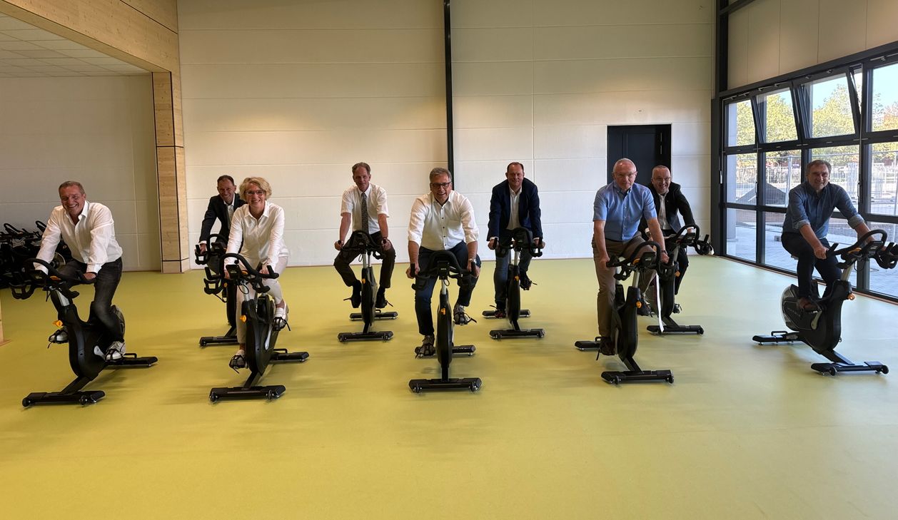 Probefahrt auf den Spinningrädern in der neuen Multifunktionssporthalle im Zülpicher Schul- und Sportzentrum (v.l.): Marc Grospitz (Geschäftsführer TuS Zülpich), Joachim Franzen (Geschäftsbereichsleiter Hoch- &amp; Tiefbau Stadt Zülpich), Monika Grospitz (TuS Zülpich), Pfarrer Ulrich Zumbusch, Bürgermeister Ulf Hürtgen, Wolfgang Hassel (stellv. Vorsitzender TuS Zülpich), Dr. Gerd-Rüdiger Wasmuth (Vorsitzender TuS Zülpich), Pfarrer Markus Breuer und Ottmar Voigt (Beigeordneter Stadt Zülpich).