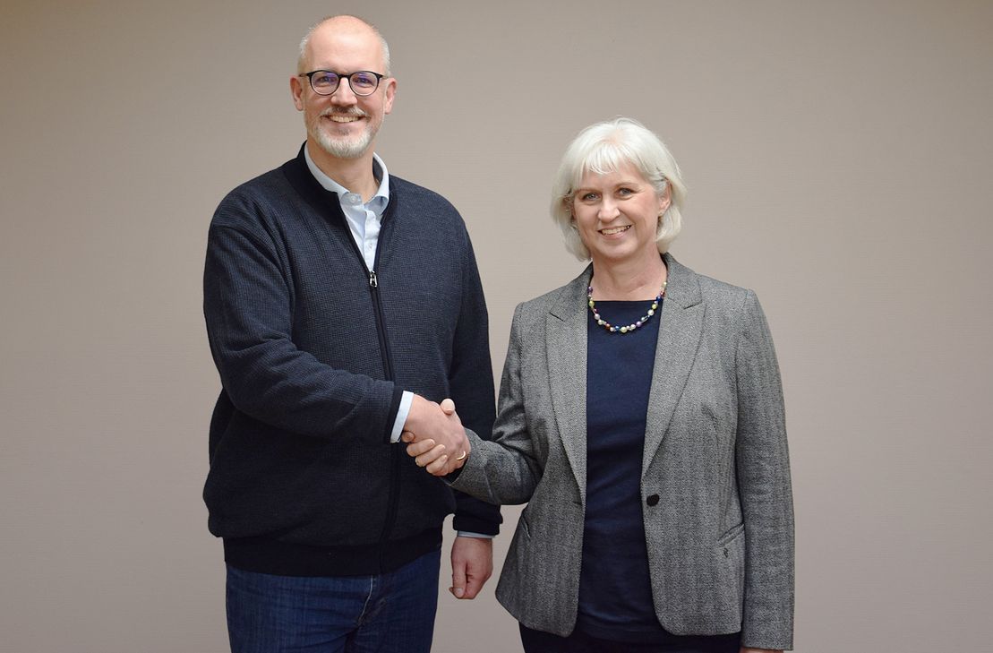 Geschäftsführer Oliver Winter wünscht Cordula Bielemeier viel Erfolg als Einrichtungsleiterin des stationären
Hospizes in Wittlich.