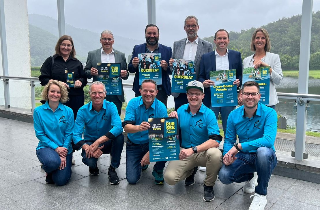 Eines starken Teams aus ehrenamtlichen Fachkräften, finanzstarken Sponsoren und zahlreichen Helfern kann sich Sander Lutterbach (Bildmitte), Vorstandsvorsitzender des Orts- und Verkehrsverein Rurberg Woffelsbach e.V., der »Rursee in Flammen« veranstaltet, sicher sein.